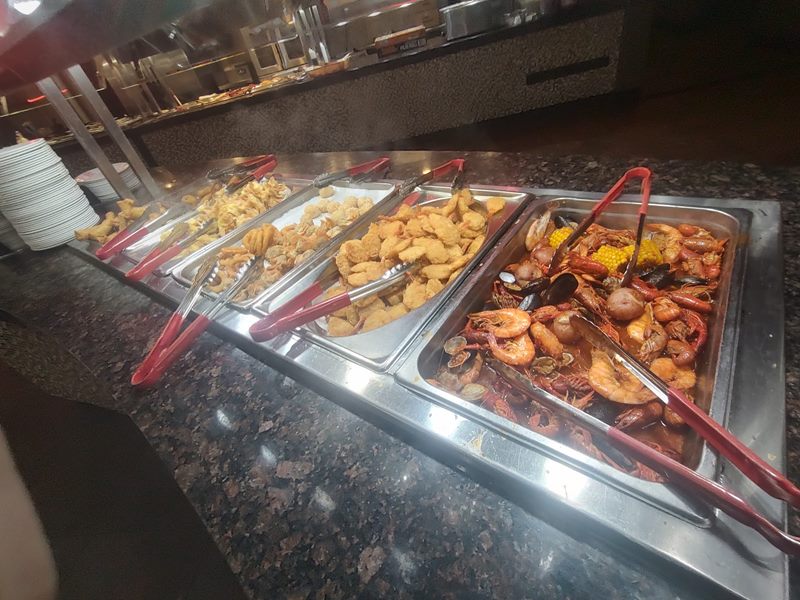 Kin's International Buffet food